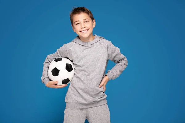 Menino como um jogador de futebol ou futebol com a bola  . — Fotografia de Stock