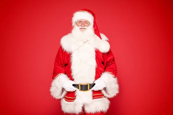 Real Santa Claus på röd studio bakgrund. — Stockfoto