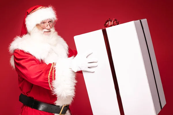 Vero Babbo Natale sorridente, con in mano una grande confezione regalo . — Foto Stock