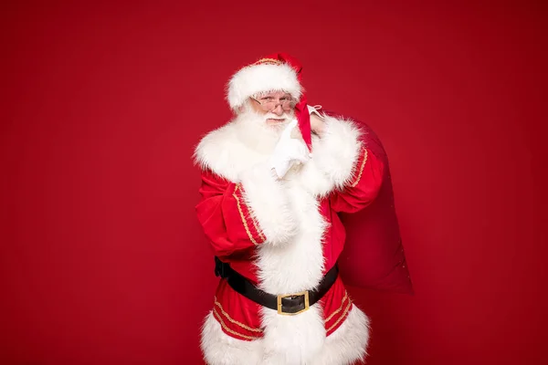 Real Santa Claus sonriendo, sosteniendo gran bolsa de regalo . —  Fotos de Stock