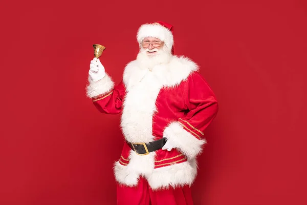 Real Santa Claus sobre fondo de estudio rojo . —  Fotos de Stock