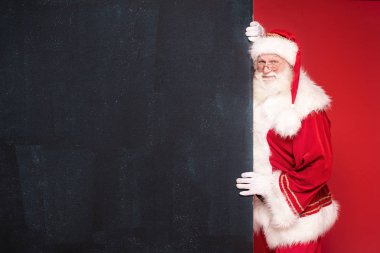 Siyah boş tahtayı tutan gerçek Noel Baba.