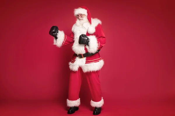 Mutlu Noel Baba boxer eldiven giyiyor. — Stok fotoğraf