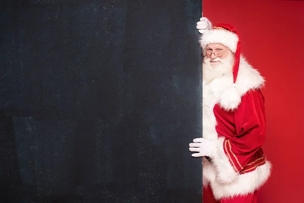 Reale Babbo Natale in possesso di bordo vuoto nero . — Foto Stock