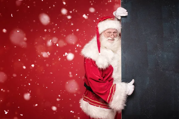 Reale Babbo Natale in possesso di bordo vuoto nero . — Foto Stock