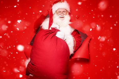 Büyük hediye kutusuyla Noel Baba.