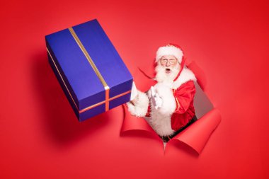 Büyük hediye kutusuyla Noel Baba.