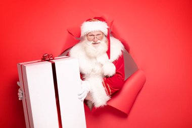 Büyük hediye kutusuyla Noel Baba.
