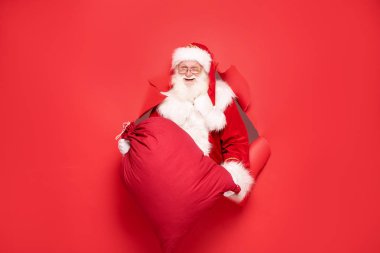 Büyük hediye kutusuyla Noel Baba.