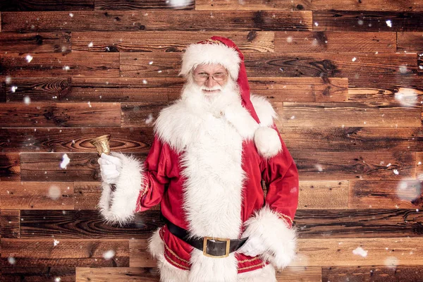 Sonriente Santa Claus real con campana de oro . —  Fotos de Stock