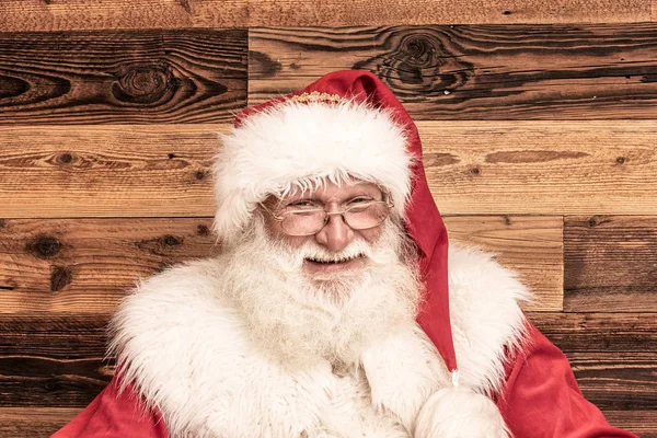 Sonriendo real Santa Claus mirando a la cámara . —  Fotos de Stock
