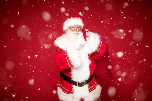 Papai Noel olhando para a câmera . — Fotografia de Stock