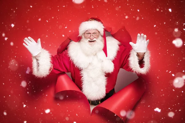 Babbo Natale emotivo sullo sfondo rosso . — Foto Stock