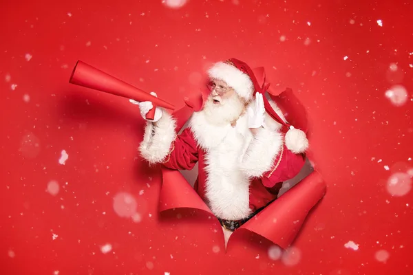 Papai Noel com megafone vermelho . — Fotografia de Stock