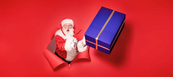 Santa Claus with the big gift box. — Stock Photo, Image