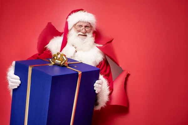 Santa Claus con la gran caja de regalo . —  Fotos de Stock