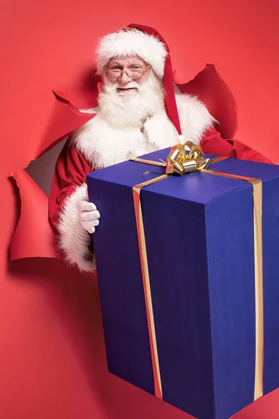 Άγιος Βασίλης με το μεγάλο κουτί δώρου. — Φωτογραφία Αρχείου