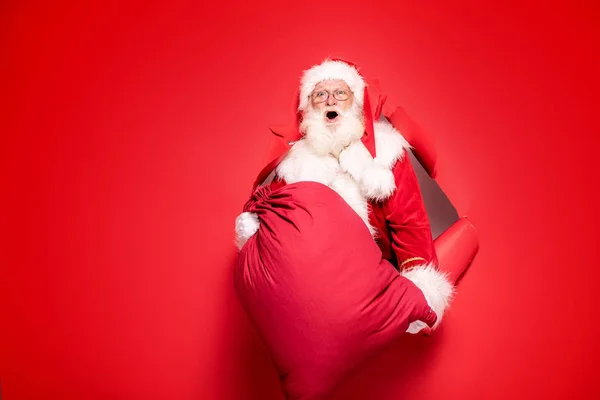 Santa Claus con la gran caja de regalo . —  Fotos de Stock