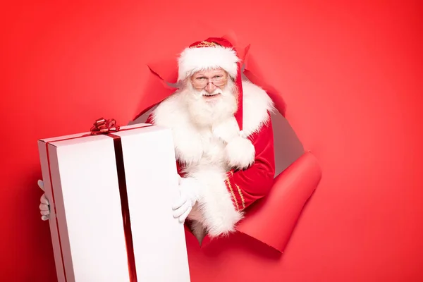 Santa Claus con la gran caja de regalo . —  Fotos de Stock