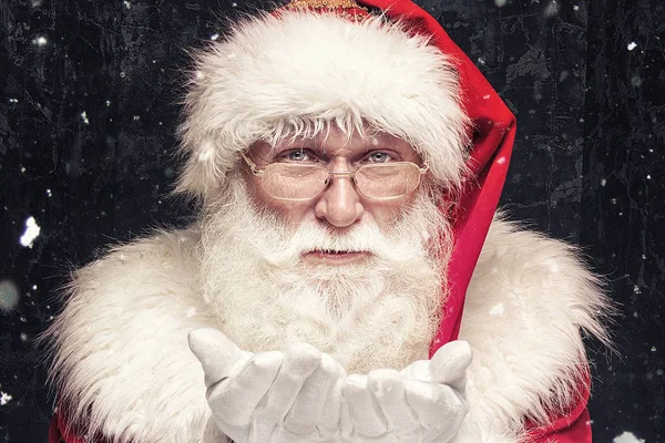 Retrato de Papai Noel real com barba branca . — Fotografia de Stock