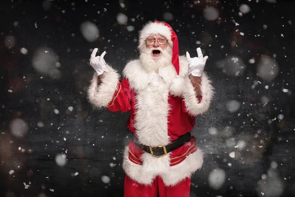 Retrato de Papai Noel louco real com barba branca . — Fotografia de Stock