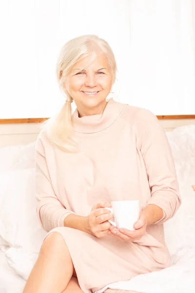 Спокойная Красивая Пожилая Женщина Сидит Кровати Чашкой Горячего Чая Кофе — стоковое фото