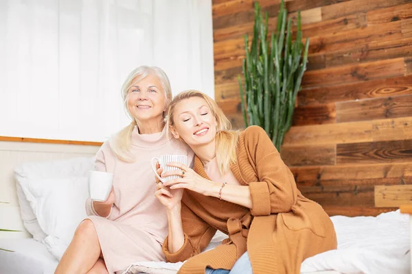 Tid Med Mormor Kvinnan Och Hennes Barnbarn Pratar Och Dricker — Stockfoto