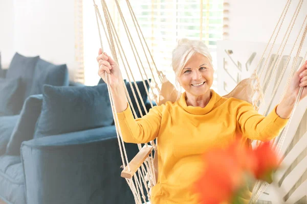 Porträtt Vacker Äldre Kvinna Som Sitter Boho Gunga Hemma Och — Stockfoto