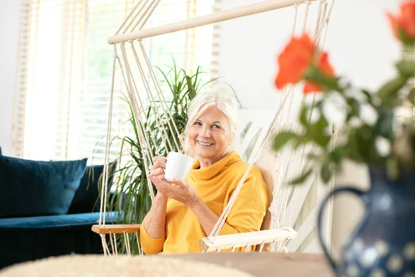 Porträtt Vacker Äldre Kvinna Som Sitter Boho Gunga Hemma Och — Stockfoto