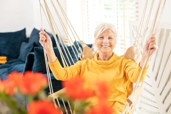 Porträtt Vacker Äldre Kvinna Som Sitter Boho Gunga Hemma Och — Stockfoto