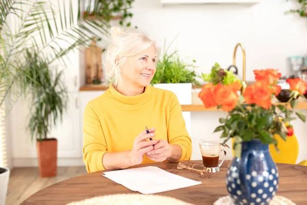 Glad Leende Äldre Kvinna Fyller Försäkringsdokument Arbetar Hemma — Stockfoto