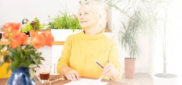 Glücklich Lächelnde Seniorin Füllt Versicherungsunterlagen Aus Arbeitet Hause — Stockfoto