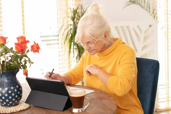 Glücklich Lächelnde Seniorin Füllt Versicherungsunterlagen Aus Arbeitet Hause — Stockfoto