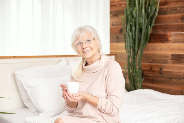 Glad Leende Äldre Kvinna Dricka Kaffe Morgontid Hemma — Stockfoto