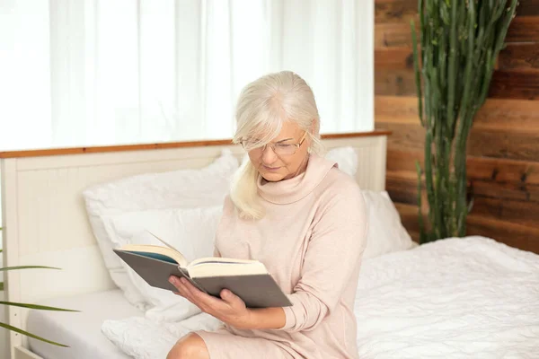 Senior Kvinna Läser Koncentrerad Bok Pensionärshem Fritid — Stockfoto