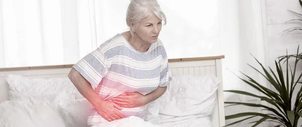 Flu Musiman Wanita Senior Sakit Dengan Sakit Perut Tempat Tidur — Stok Foto
