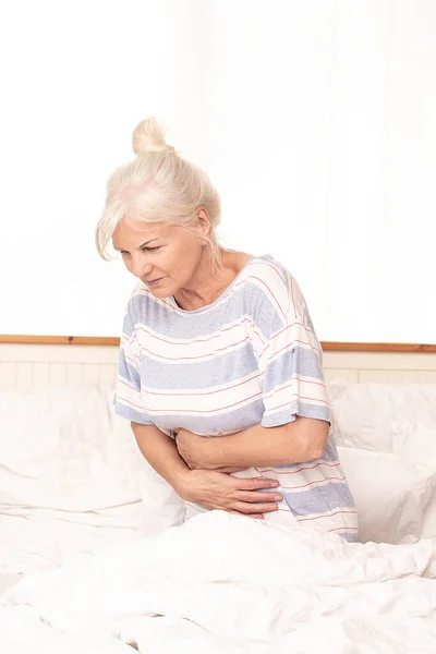Saisonale Grippe Kranke Seniorin Mit Bauchschmerzen Bett Hause — Stockfoto