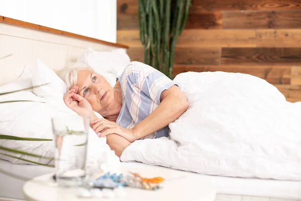 Gripe Estacional Mujer Mayor Enferma Con Dolor Cabeza Cama Casa —  Fotos de Stock