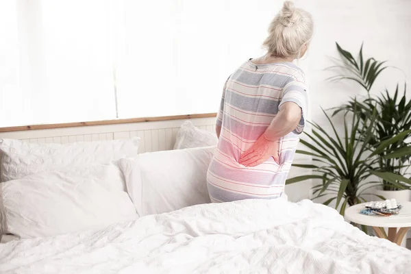 Flu Musiman Wanita Senior Sakit Dengan Sakit Punggung Tempat Tidur — Stok Foto