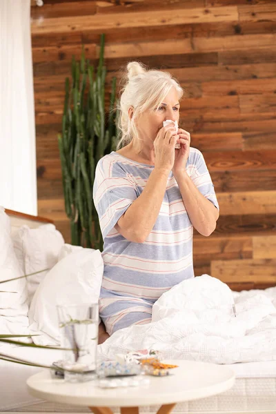 Saisonale Grippe Kranke Seniorin Mit Fieber Und Schnupfen Hause Bett — Stockfoto