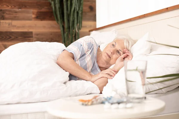 Flu Musiman Wanita Senior Yang Sakit Dengan Demam Tempat Tidur — Stok Foto