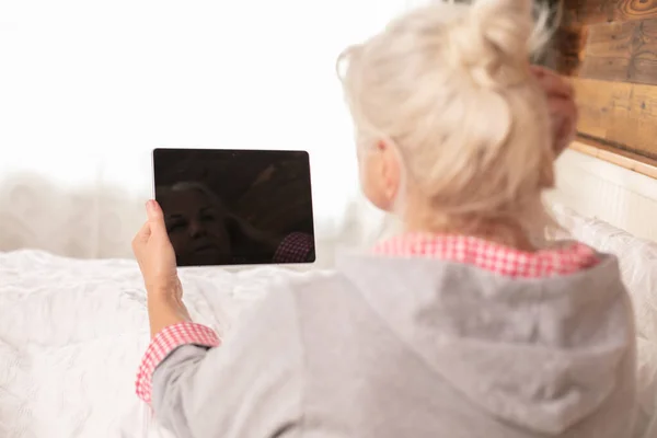 Kranke Frau Ruft Arzt Kranker Senior Mit Kopfschmerzen Coronavirus Ausbruch — Stockfoto