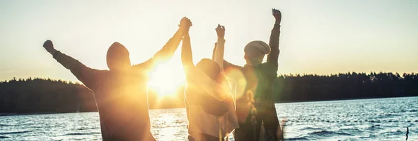 一緒にアウトドアを楽しんでいる幸せな友人のグループ 夏の夕日を楽しむ若い旅行者 人々のライフスタイルのコンセプト — ストック写真