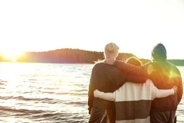 Grupo Amigos Felizes Divertindo Juntos Livre Jovens Viajantes Apreciando Pôr — Fotografia de Stock