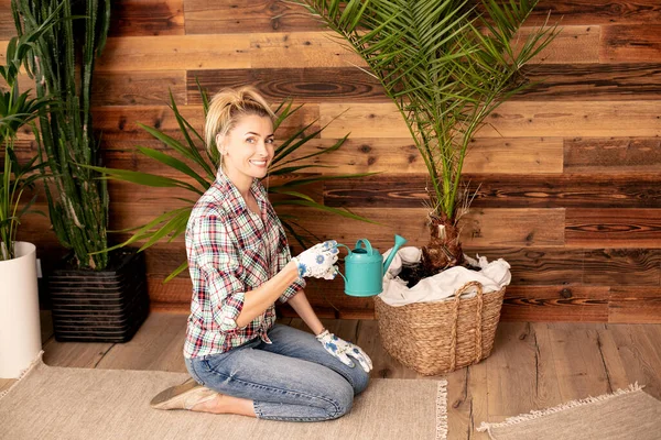 Blonde Glückliche Frau Die Hause Mit Grünen Pflanzen Arbeitet Hobbys — Stockfoto