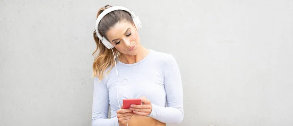 Leuke Glimlachende Vrouw Die Muziek Luistert Met Smartphone Koptelefoon Straat — Stockfoto