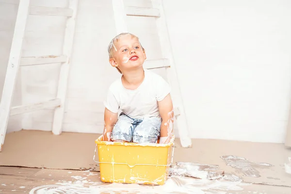 Niños Felices Pintando Pared Mejora Renovación Del Hogar Niño Aplicando — Foto de Stock