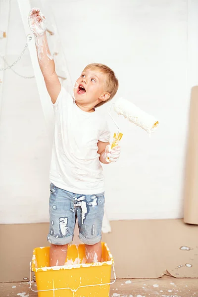 Niños Felices Pintando Pared Mejora Renovación Del Hogar Niño Aplicando — Foto de Stock