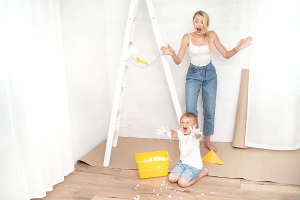 Mutter Bemalt Die Wand Während Ihr Kleiner Sohn Neuen Zuhause — Stockfoto