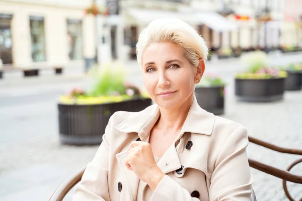 Foto Einer Erwachsenen Stilvollen Frau Geschäftsfrau Der Stadt Stadtmode — Stockfoto